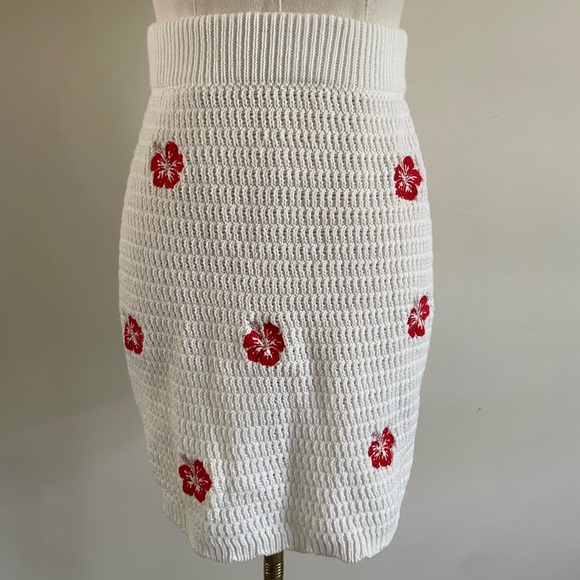 Wild Fable White Crotchet Mini Skirt with Red Hibiscus Embroidery - Picture 3 of 9